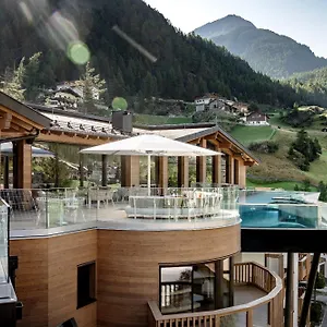 - Alpine . Luxury . Life Зёльден
